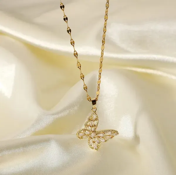 Gold_Alloy_Pendant_Necklace_For_Women