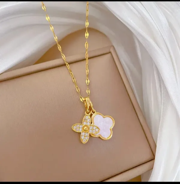 Gold_Alloy_Pendant_Necklace_For_Women
