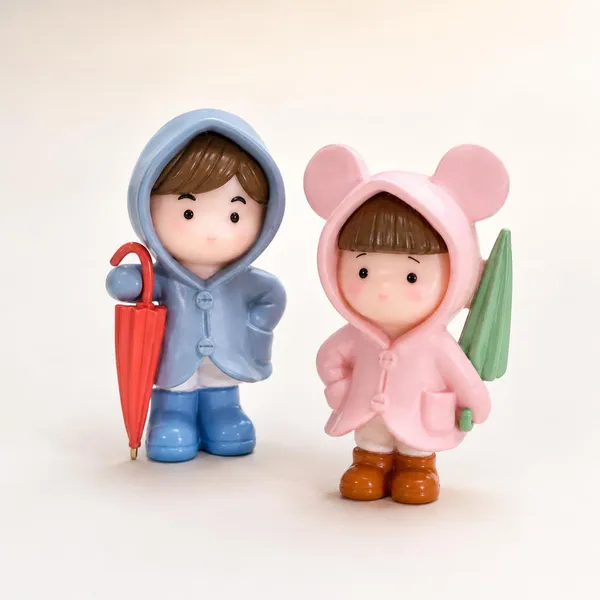 Couple_Figurines_With_Umbrella_-_Pack_of_2
