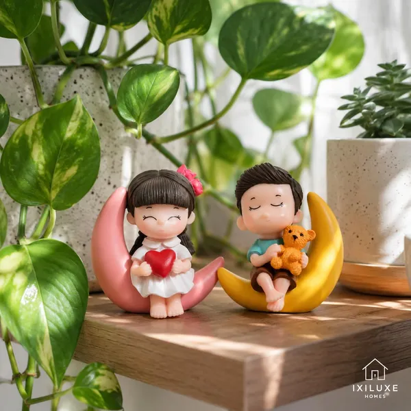 Couple_Figurines_With_Moon_Base_-_Pack_of_2