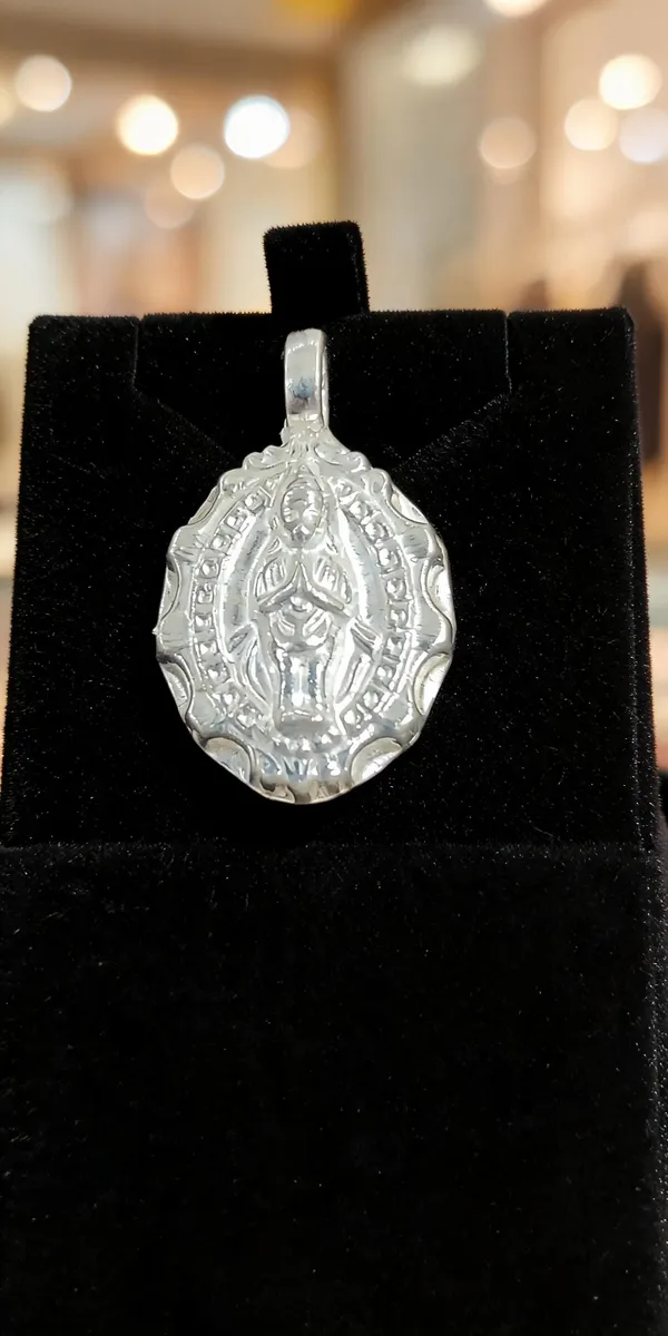 Silver_Metal_Ganesha_Embossed_Pendant_For_Unisex