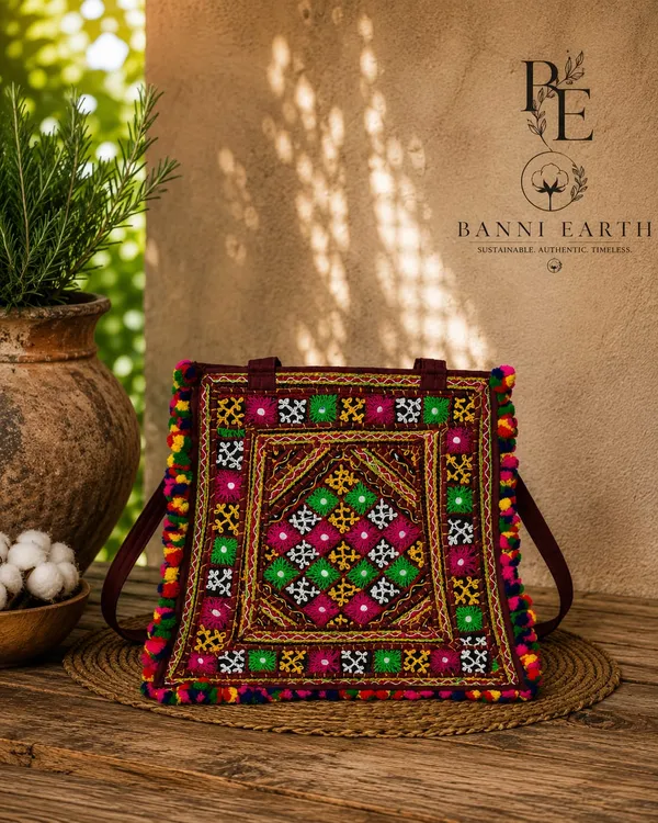 Multicolour_Embroidered_Square_Shoulder_Bag