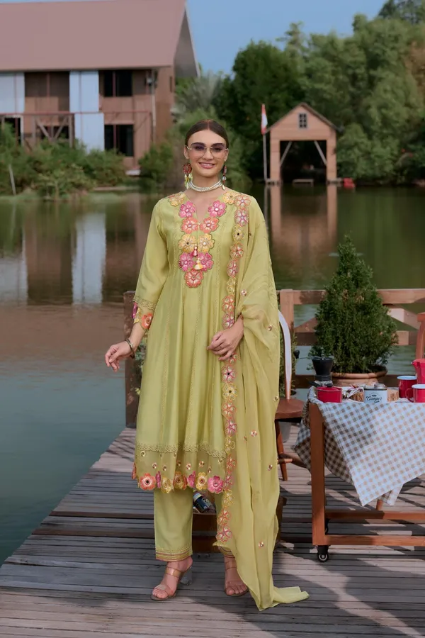 pakistani_farsi_salwar_suit_with_natural_crape_fabric_and_georgette_satin_dupatta