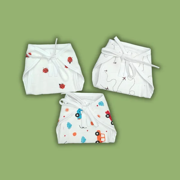 White_Muslin_Nappy_Set_for_Babies_(3_Pieces)_Lady_Bug,_Aeroplane,_Cars_Design