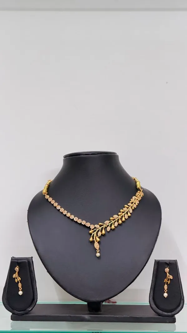 Gold_Tone_Floral_Necklace_And_Earrings_Set_for_Women