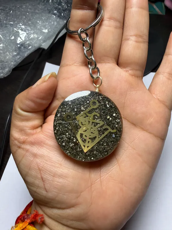 Pyrite_Money_Attraction_Keychain_–_Attracts_Wealth,_Brings_Prosperity_&_Helps_Control_Unnecessary_Expenses