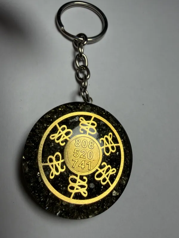 Pyrite_Money_Attraction_Keychain_–_Attracts_Wealth,_Brings_Prosperity_&_Helps_Control_Unnecessary_Expenses