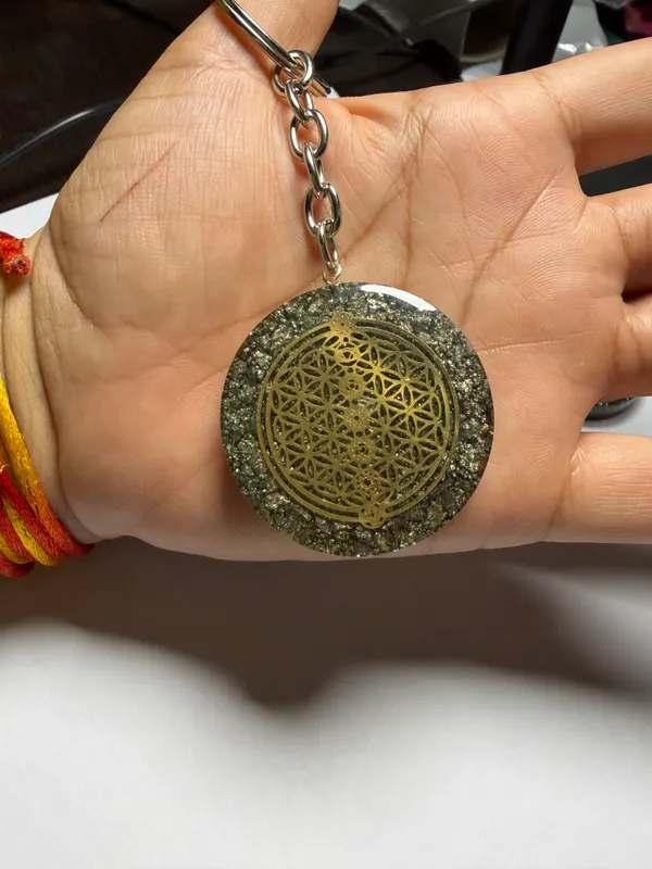 Pyrite_Money_Attraction_Keychain_–_Attracts_Wealth,_Brings_Prosperity_&_Helps_Control_Unnecessary_Expenses