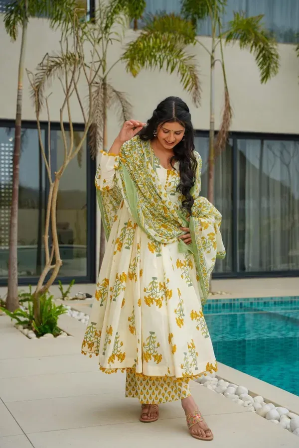 Sunlit_Floral_Charm_Ivory_Anarkali_Set