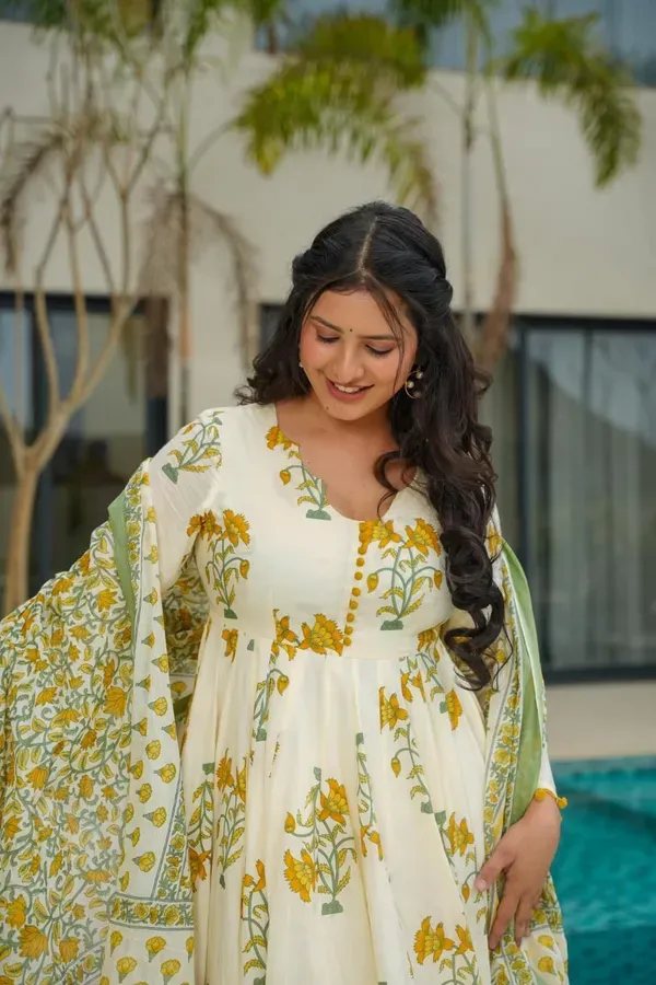 Sunlit_Floral_Charm_Ivory_Anarkali_Set