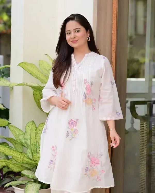 Elegant_Off_White_Floral_Embroidered_Kurta