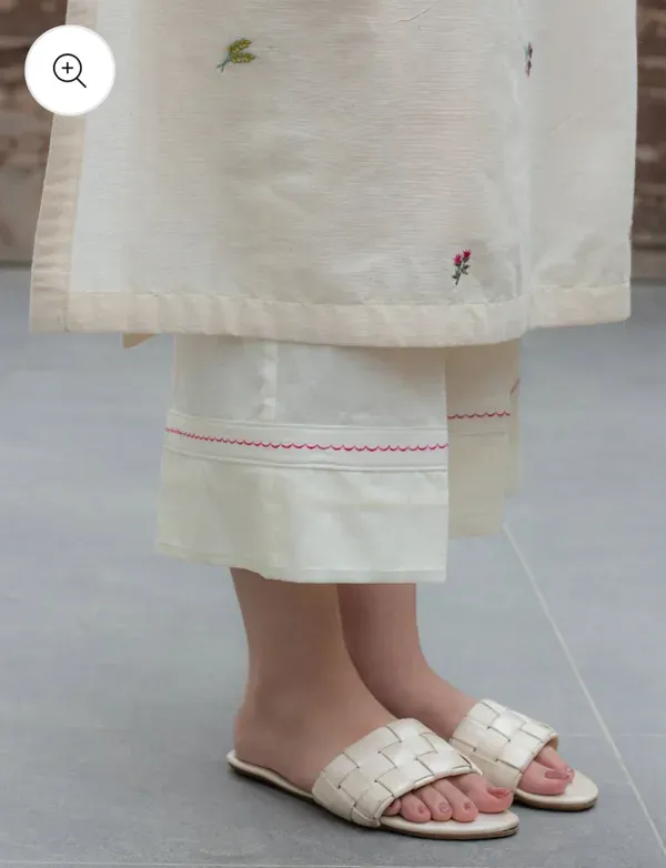Off_White_Embroidered_Kurta_With_Straight_Pants