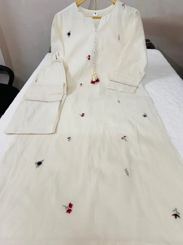 Off_White_Embroidered_Kurta_With_Straight_Pants