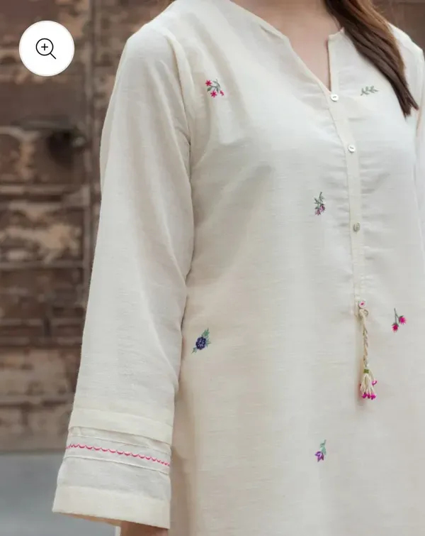 Off_White_Embroidered_Kurta_With_Straight_Pants