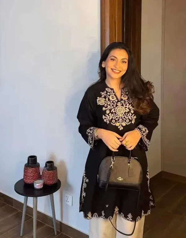Elegant_Black_Embroidered_Kurta_Set_For_Women