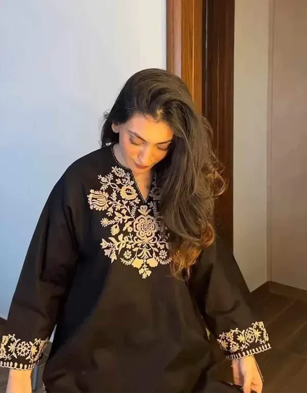 Elegant_Black_Embroidered_Kurta_Set_For_Women