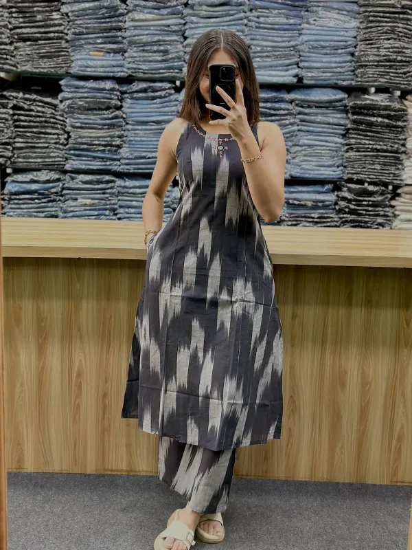 Elegant_Black_Ikat_Sleeveless_Kurta_Set