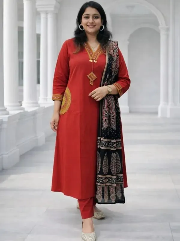 Elegant_Red_Straight_Kurta_Set_With_Black_Ethnic_Dupatta