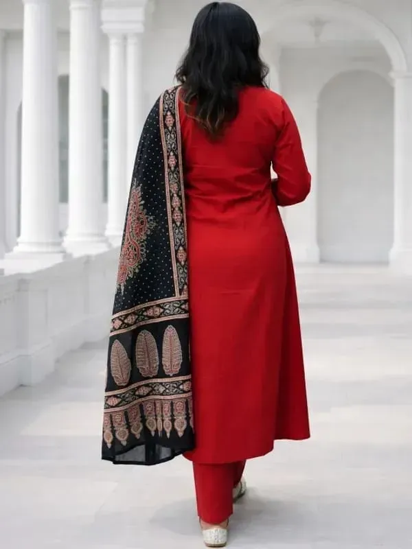 Elegant_Red_Straight_Kurta_Set_With_Black_Ethnic_Dupatta