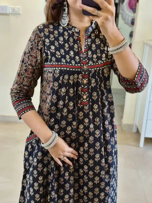 Black_Printed_Cotton_Kurta_Set_With_Striped_Pants