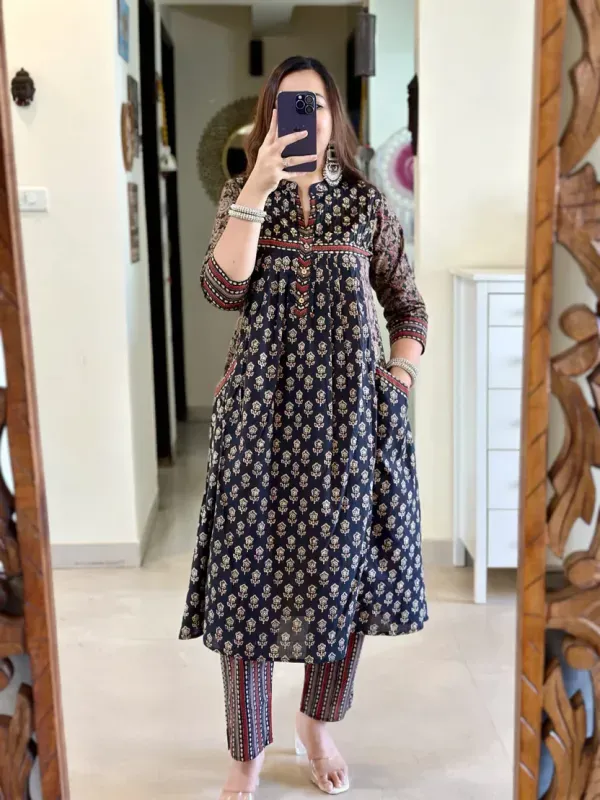 Black_Printed_Cotton_Kurta_Set_With_Striped_Pants