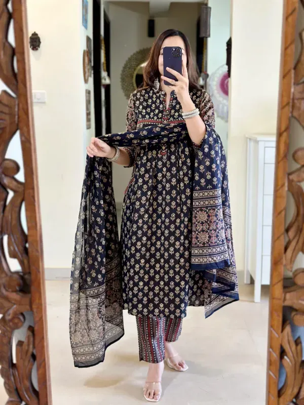 Black_Printed_Cotton_Kurta_Set_With_Striped_Pants
