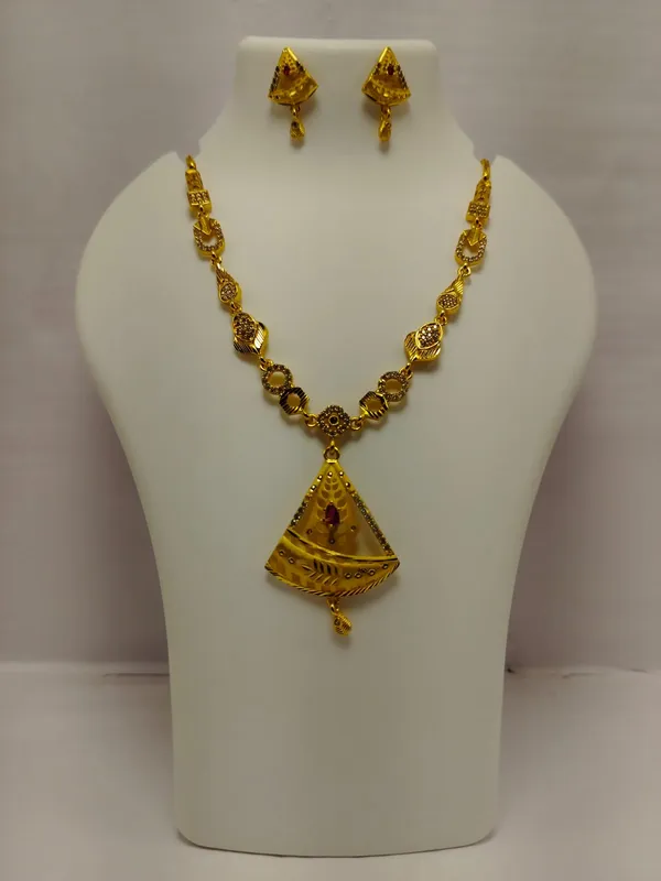 Gold_Brass_Pendant_Necklace_Set_For_Women