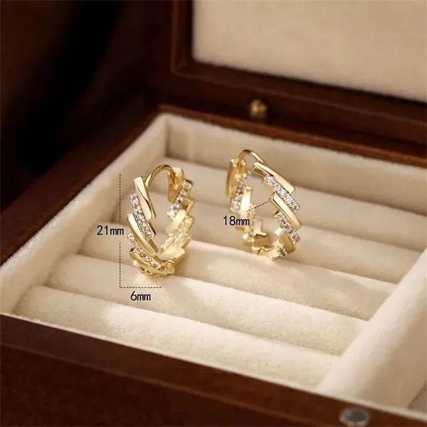 Gold_Zigzag_Hoop_Earrings_For_Women_Korean_Style_Crystal_Hoop_Jewellery