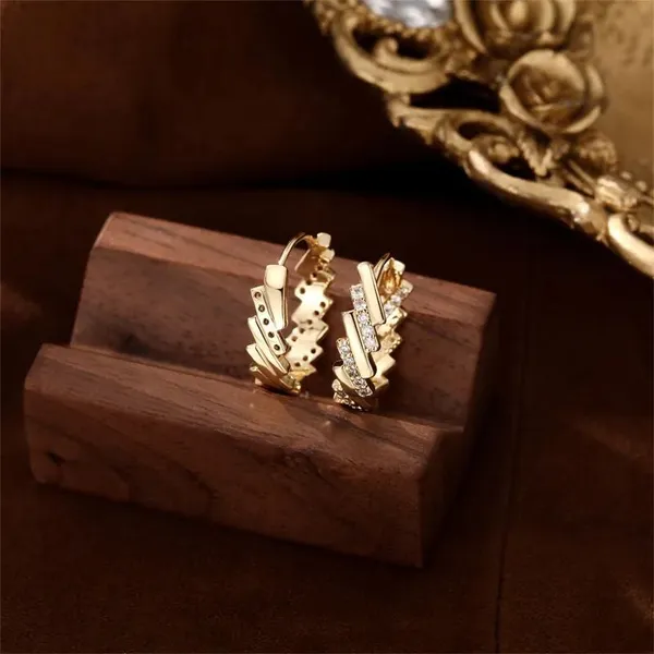 Gold_Zigzag_Hoop_Earrings_For_Women_Korean_Style_Crystal_Hoop_Jewellery