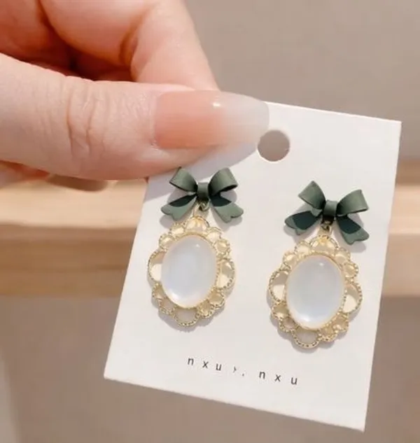 Oval_Cat_Eye_Stone_Bow_Earrings_Gold_Tone_Alloy_Date_Night_Jewellery