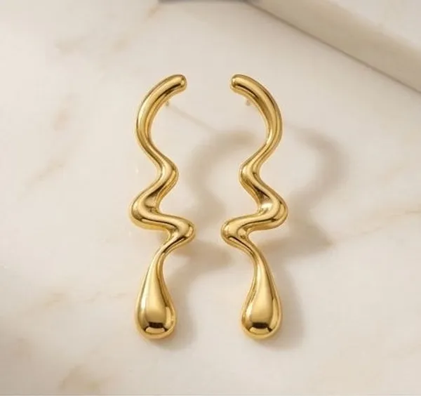 Gold_Wavy_Drop_Earrings_Korean_Style_Minimal