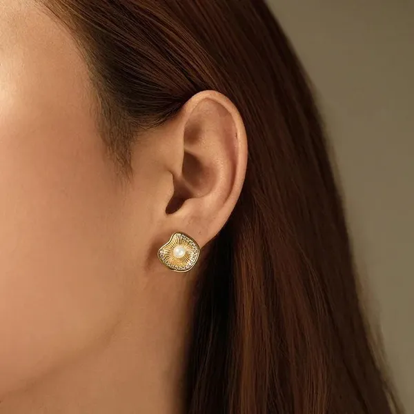 Irregular_Stud_Earrings_With_Pearl_Inlay_18k_Gold