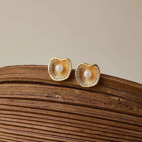 Irregular_Stud_Earrings_With_Pearl_Inlay_18k_Gold