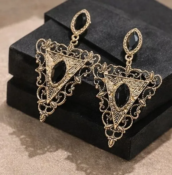Antique_Gold_Filigree_Triangle_Earrings_With_Black_Stone