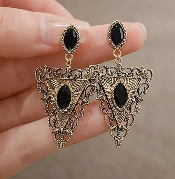 Antique_Gold_Filigree_Triangle_Earrings_With_Black_Stone