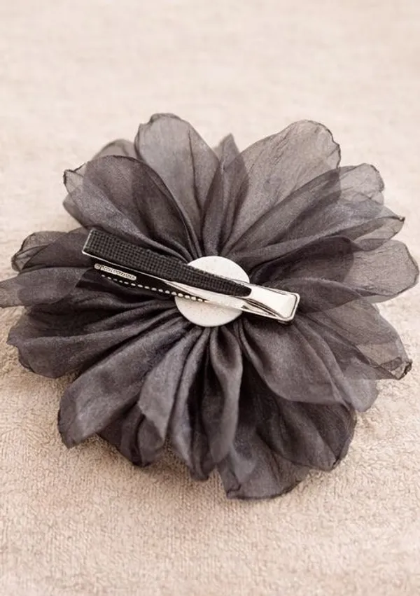Elegant_Black_Floral_Hair_Clip_Chic_Statement_Accessory