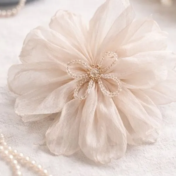 Elegant_Off_White_Floral_Hair_Clip_Chic_Statement_Accessory