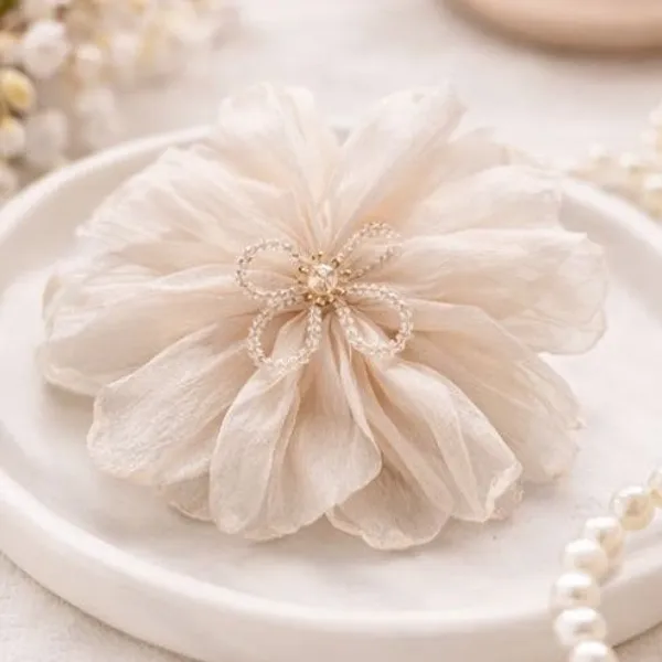Elegant_Off_White_Floral_Hair_Clip_Chic_Statement_Accessory