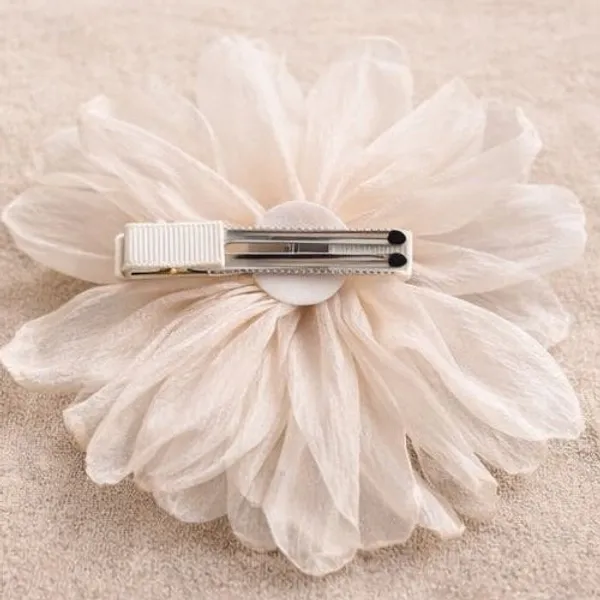 Elegant_Off_White_Floral_Hair_Clip_Chic_Statement_Accessory