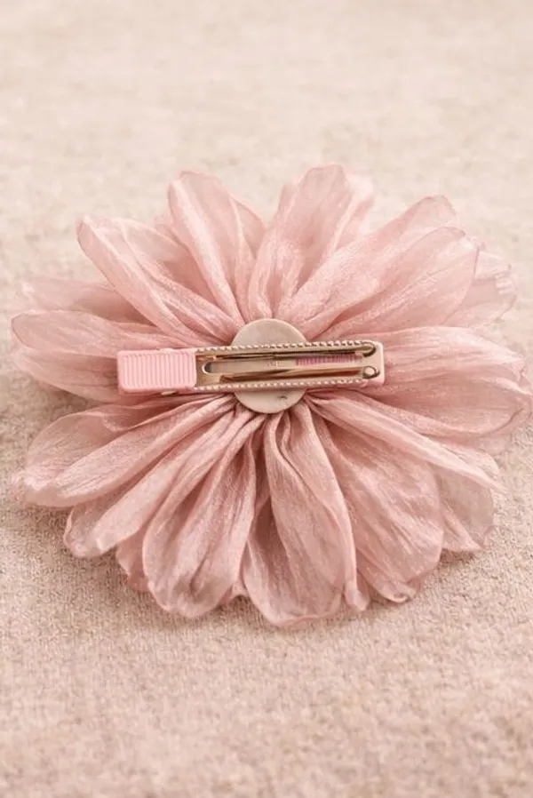 Elegant_Pink_Floral_Hair_Clip_Chic_Statement_Accessory