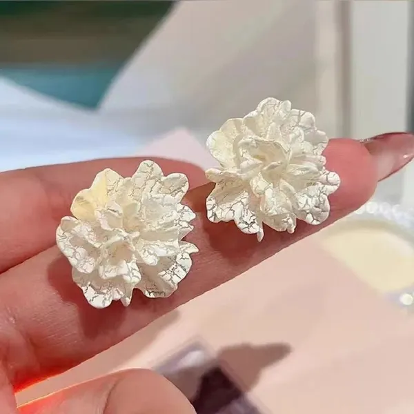 Elegant_White_Floral_Stud_Earrings_Textured_Petal_Design_White