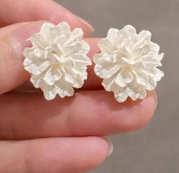 Elegant_White_Floral_Stud_Earrings_Textured_Petal_Design_White