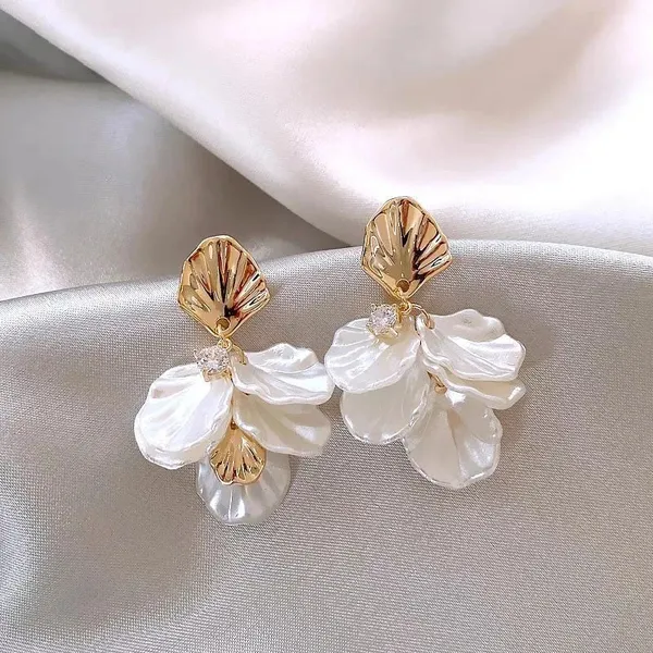 Pearl_Aura_Cascading_Shell_Petal_Earrings