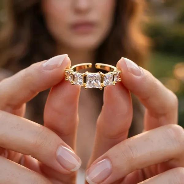 Graduated_Crystal_Open_Ring_Gold_Prong_Set_Ring_For_Women