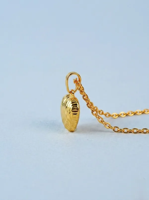 Gold_Brass_Pendant_Necklace_For_Women