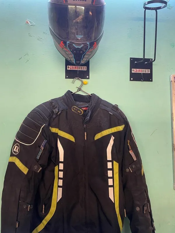 Grandbiker_Wall_mountable_Helmet_Stand_(_Black)