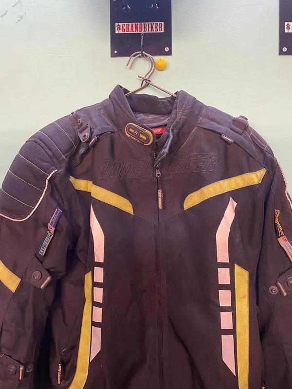Grandbiker_Wall_mountable_Helmet_Stand_(_Black)
