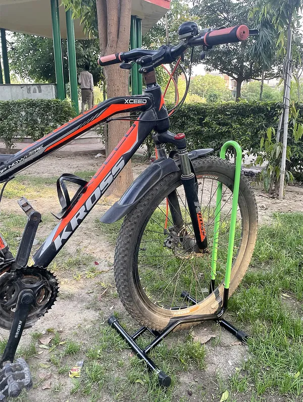 Grandbiker_Bicycle_Parking_Stand,_Bicycle_Floor_Parking_Holder_Stand,_Rubber_(Black+Parrot_Green)