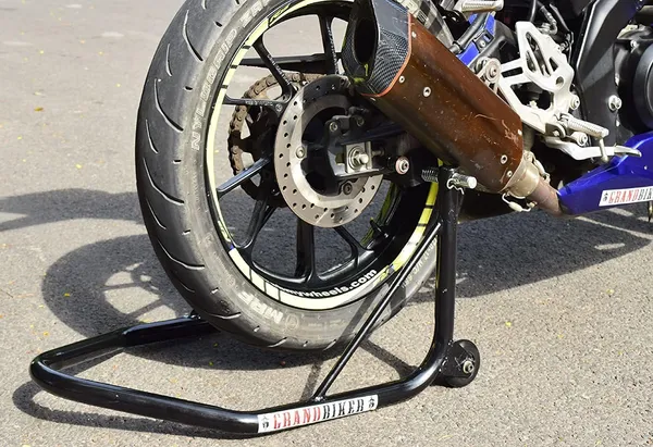 Grandbiker_Rear_Wheel_Paddock_Stand_with_Swing_Arm_Rest_Universal_for_All_Bikes_(Black)