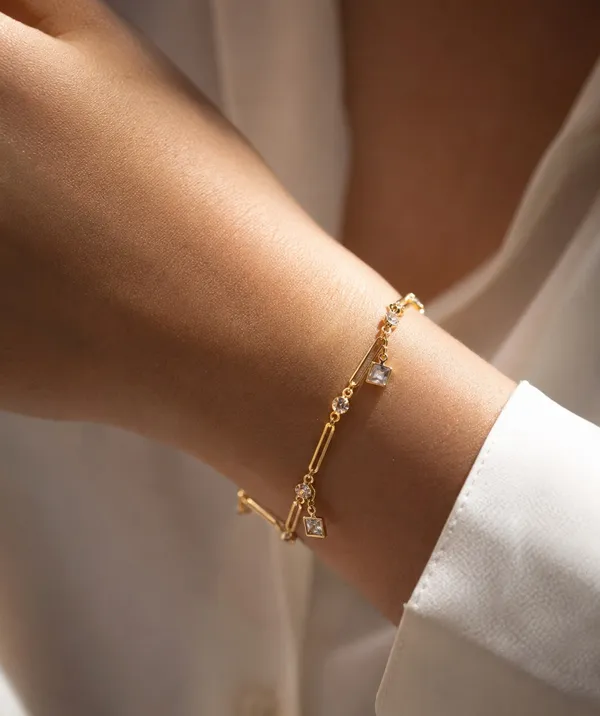 Elegant_Gold_Crystal_Charm_Bracelet_–_Dainty_Sparkle_Collection